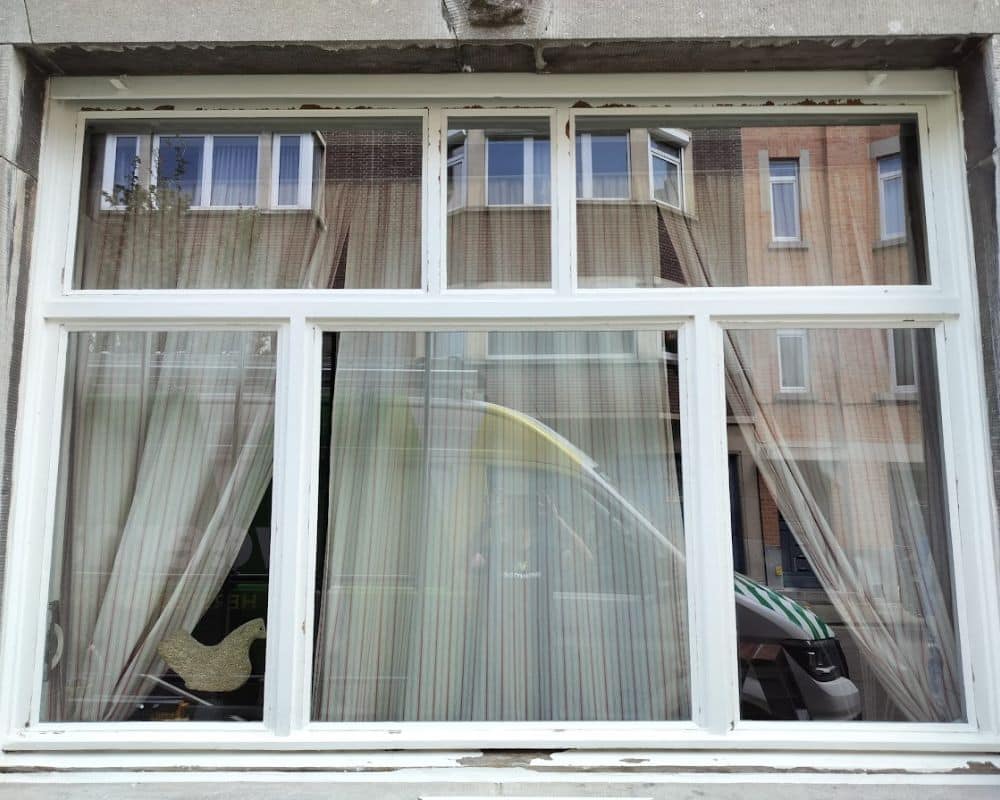 Voorgevel met houten raamkader met vacuümglas